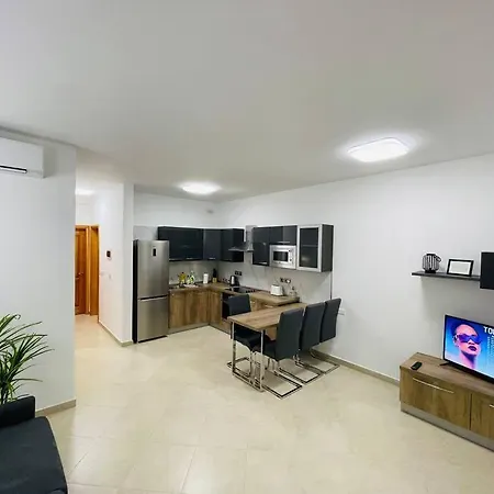 New, Modern Ground Floor With Pool 아파트 Għajnsielem