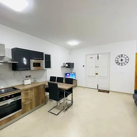 New, Modern Ground Floor With Pool Lejlighed *