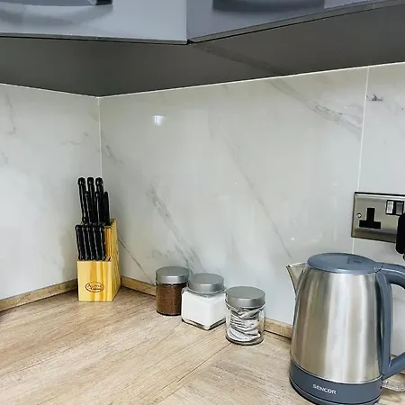 New, Modern Ground Floor With Pool *