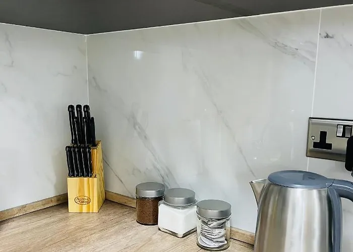 New, Modern Ground Floor With Pool *